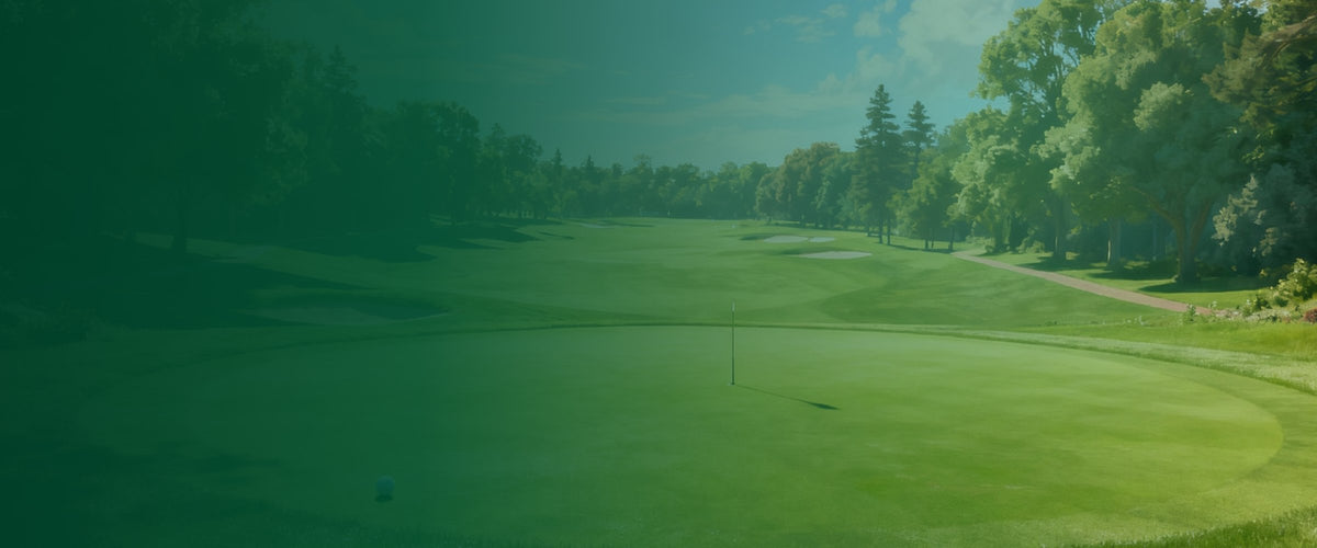 Golfplatz mit Grün und Fahne